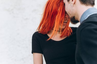 Genç bir çift harcama zaman açık havada aşık portresi