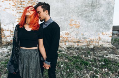 tuğla duvara yakın poz aşık genç çift