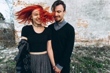 tuğla duvara yakın poz aşık genç çift