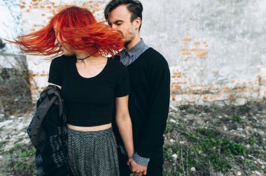 tuğla duvara yakın poz aşık genç çift