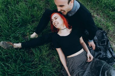 güzel genç bir çift açık havada poz