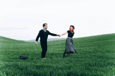 güzel genç bir çift açık havada poz