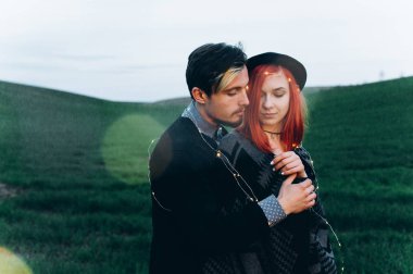 güzel genç bir çift açık havada poz