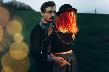 güzel genç bir çift açık havada poz