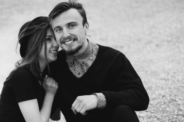 Genç bir çift harcama zaman açık havada aşık portresi