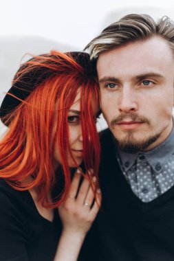 Genç bir çift harcama zaman açık havada aşık portresi