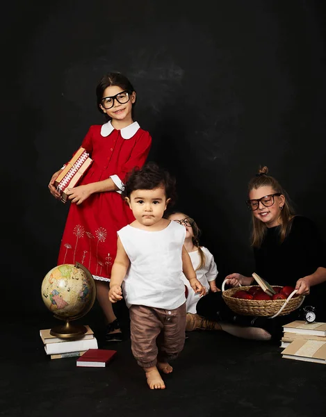 farklı clases ve siyah bir zemin üzerine küçük çocuk güzel kız öğrenciler