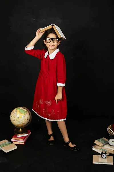 Mooie Schoolmeisje Staande Buurt Van Een Schoolbord Met Boeken Een — Stockfoto