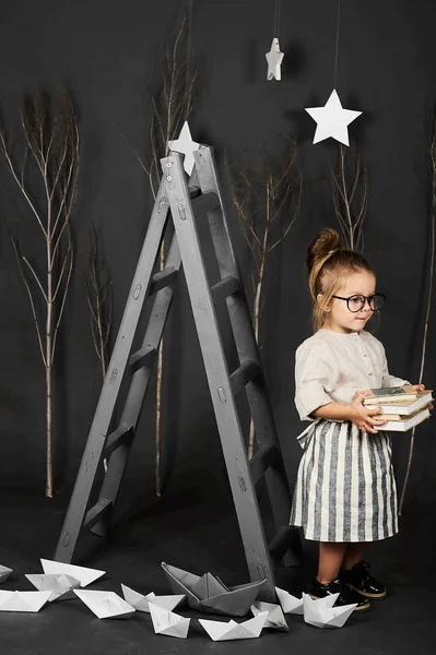 Malá Dívka Brýlemi Šedém Pozadí Hvězdami Žebřík — Stock fotografie