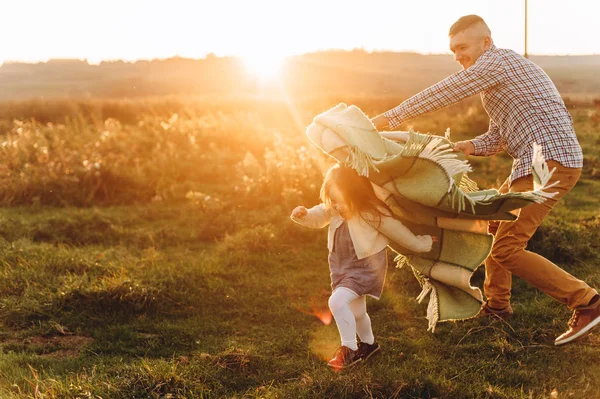 Jeune Père Joue Avec Petite Fille Dans Champ Vert Coucher — Photo