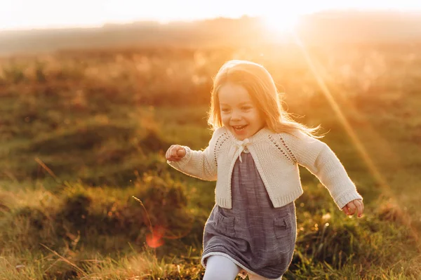 Mignonne Belle Heureuse Fille Avoir Plaisir Champ Ensoleillé — Photo