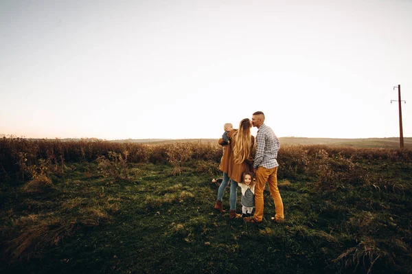 Famiglia Felice Stanno Giocando Tramonto Nel Campo — Foto Stock