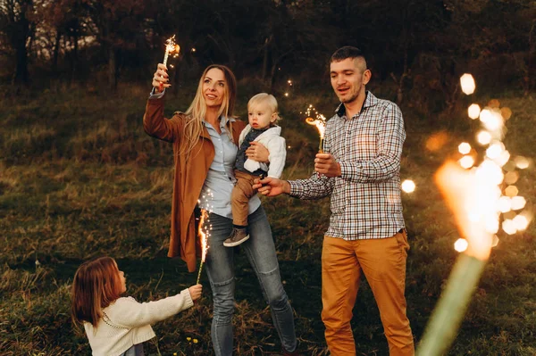 Retrato Una Familia Feliz Con Luces Bengala Campo Verde Atardecer —  Fotos de Stock