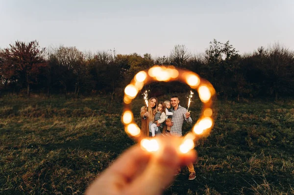 Schöne Familie Lichterkreis Mit Bengalischen Lichtern Draußen — Stockfoto