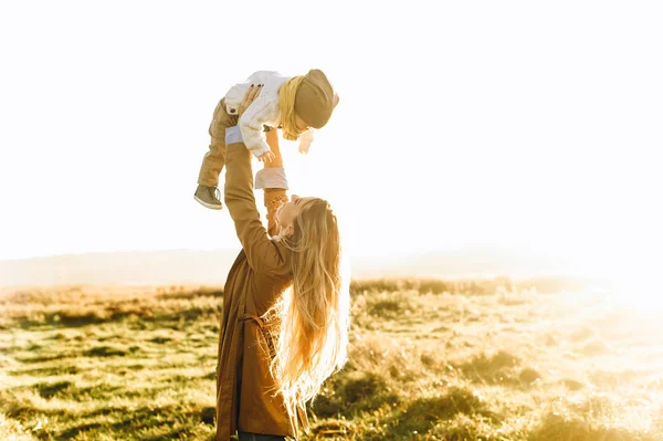 幸せな若いママと日没で彼女の息子 — ストック写真
