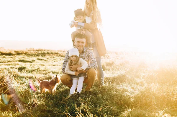 Glückliche Junge Familie Spielt Bei Sonnenuntergang Auf Der Grünen Wiese — Stockfoto