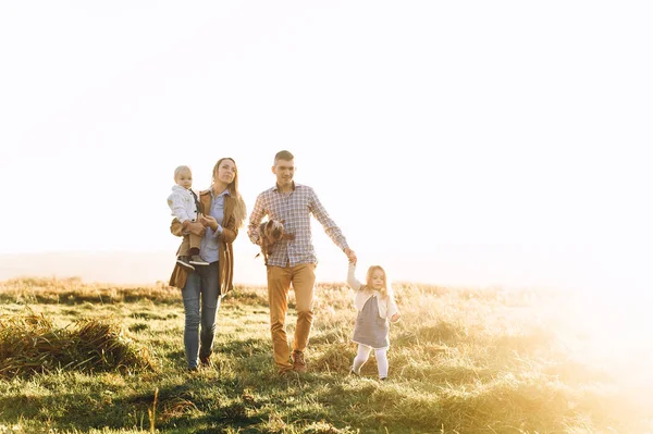 Heureuse Jeune Famille Jouant Dans Champ Vert Coucher Soleil — Photo