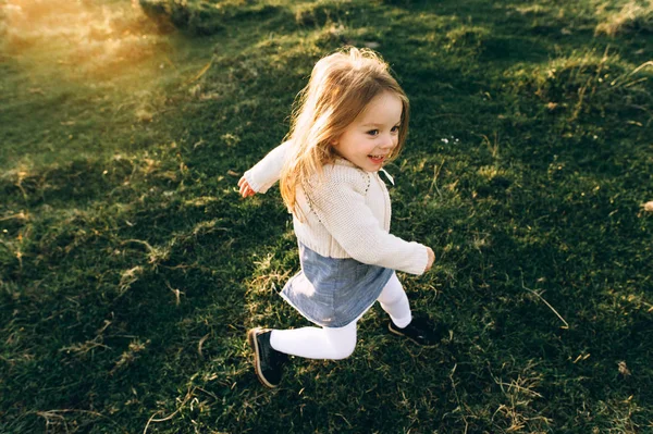  güneşli alan eğleniyor sevimli güzel ve mutlu kız 