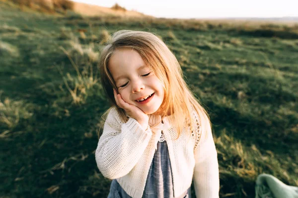 Niedlich Schöne Und Glückliche Mädchen Spaß Auf Dem Sonnigen Feld — Stockfoto