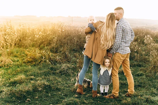 Famille Heureuse Jouent Coucher Soleil Dans Domaine — Photo