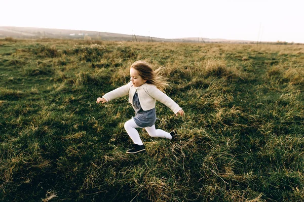  güneşli alan eğleniyor sevimli güzel ve mutlu kız 