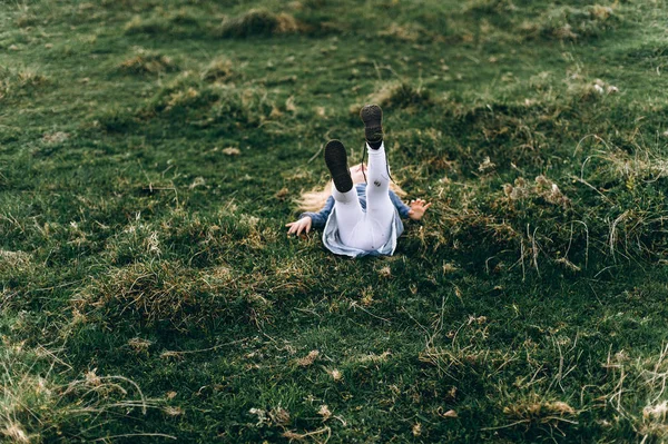 Söt Vacker Och Glad Flicka Kul Fältet Soliga — Stockfoto