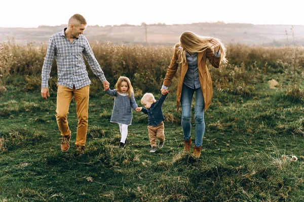 Famille Heureuse Jouent Coucher Soleil Dans Domaine — Photo