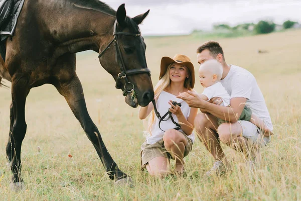 Ung Familj Har Rolig Fältet Föräldrar Och Barn Med Häst — Stockfoto