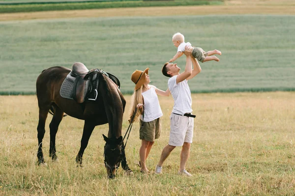 Young Family Have Fun Field Parents Child Horse Field — Stock Photo, Image