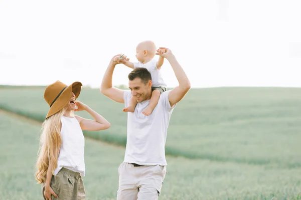 Jeune Famille Heureuse Amuser Avec Leur Petit Bébé Dans Domaine — Photo