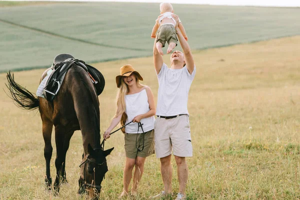 Молодая Семья Весело Проводит Время Поле Родители Ребенок Лошадью Поле — стоковое фото