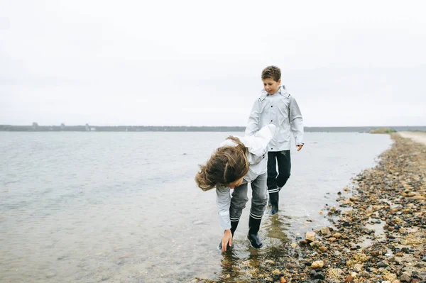 Petit Frère Avec Soeur Avoir Plaisir Dans Mer Portant Imperméables — Photo