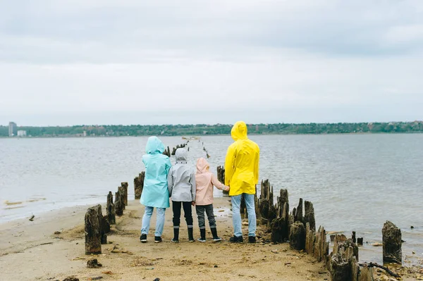 Bellissimo Ritratto Famiglia Vestito Con Impermeabile Colorato Vicino Lago — Foto Stock