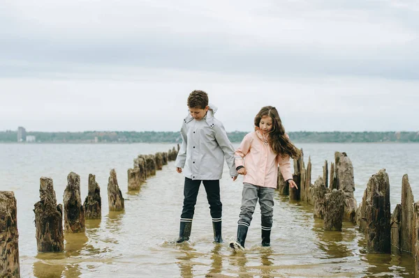 Bruder Und Schwester Haben Spaß Und Spielen Meer — Stockfoto