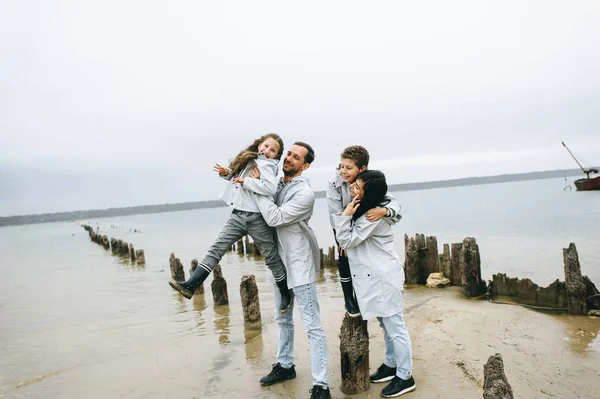 Feliz Jovem Família Divertindo Perto Mar Tempo Nublado — Fotografia de Stock