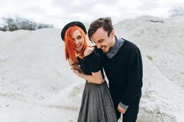Счастливая Молодая Пара Влюблена Каменную Карьеру — стоковое фото