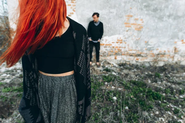 Jovem Casal Apaixonado Posando Perto Parede Tijolo — Fotografia de Stock