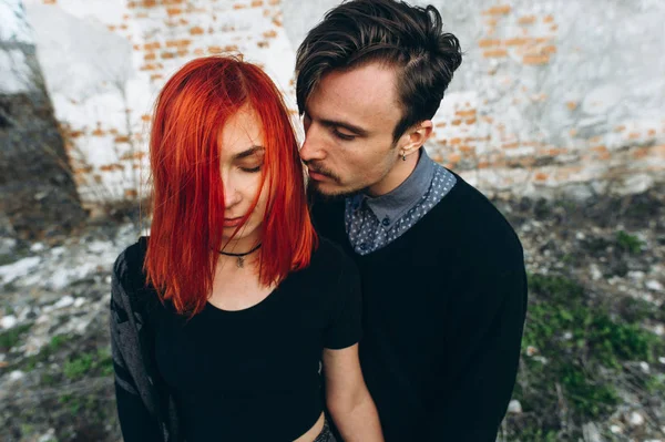 Joven Pareja Enamorada Posando Cerca Pared Ladrillo — Foto de Stock