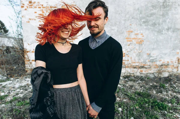 Jovem Casal Apaixonado Posando Perto Parede Tijolo — Fotografia de Stock