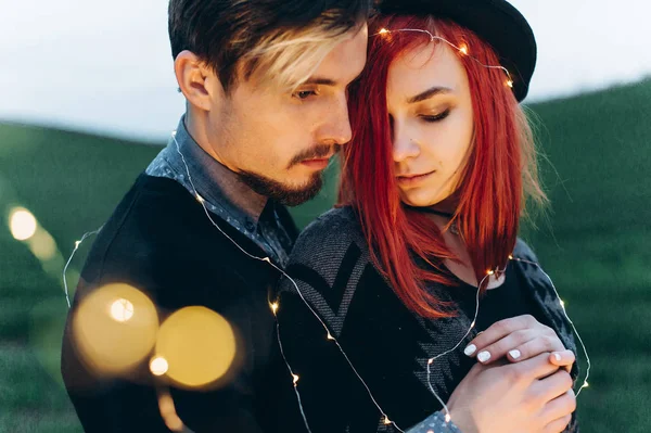 Bonito Jovem Casal Posando Livre — Fotografia de Stock