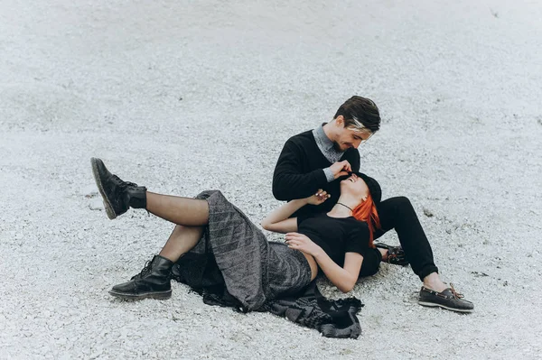 Feliz Jovem Casal Apaixonado Carreira Pedra — Fotografia de Stock