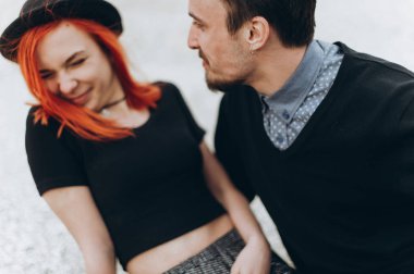 Genç bir çift harcama zaman açık havada aşık portresi