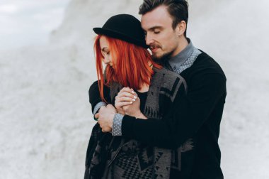 Genç bir çift harcama zaman açık havada aşık portresi