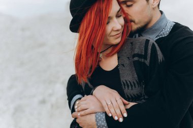 Genç bir çift harcama zaman açık havada aşık portresi