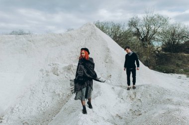 mutlu genç çift taş kariyer aşık