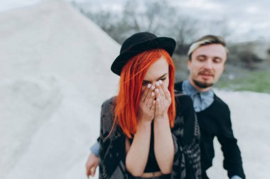 mutlu genç çift taş kariyer aşık