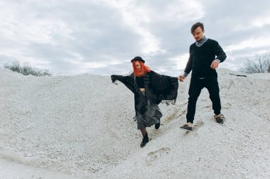 mutlu genç çift taş kariyer aşık