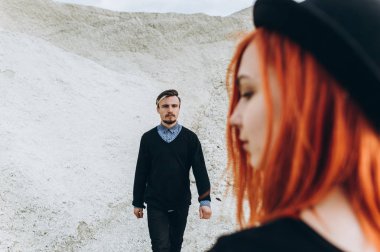 Genç bir çift harcama zaman açık havada aşık portresi