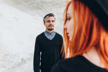 Genç bir çift harcama zaman açık havada aşık portresi