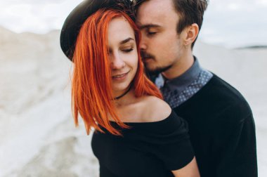 Genç bir çift harcama zaman açık havada aşık portresi